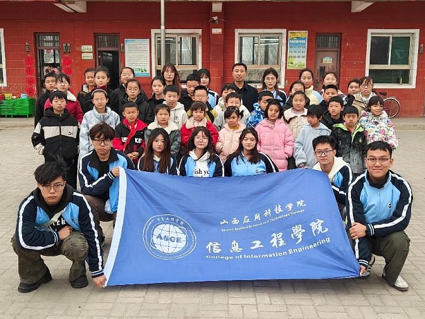 三月春风进校园 雷锋故事润心田